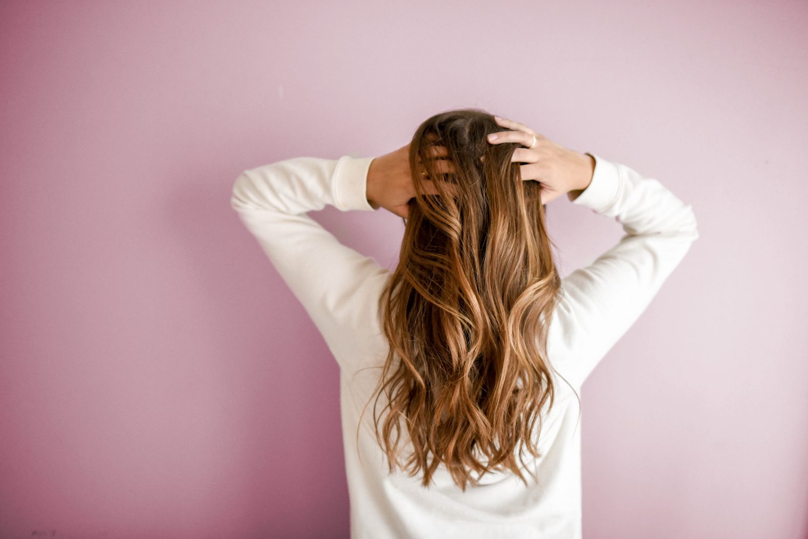 How to Get Silky Bouncy Hair at Home (7 Tips)
