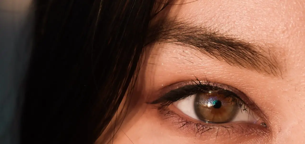 How to Make Your Eyes Look Younger Without Makeup (Expert Tips)