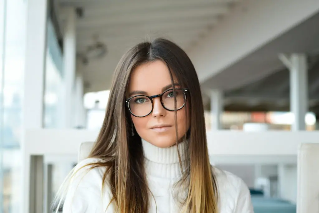 woman-angular-glasses