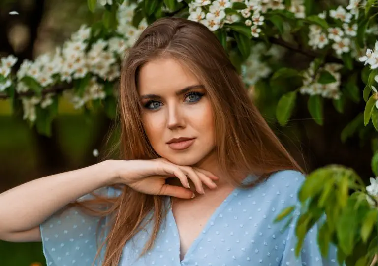 5 Best Eye & Face Makeup Tips For Blue Dress (From Experts)